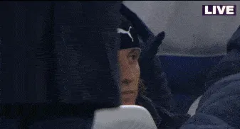 故人归来!赛前镜头给到帕福斯替补席上的大卫-路易斯